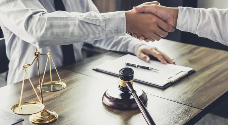 İş Hukukunda Haklı Fesih: İşçi Tarafından Haklı Fesih 16 a handshake between two people