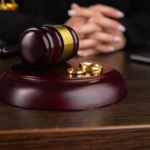 BOŞANMA DİLEKÇESİ ÖRNEĞİ NASIL HAZIRLANIR? 13 a gavel and wedding rings on a table