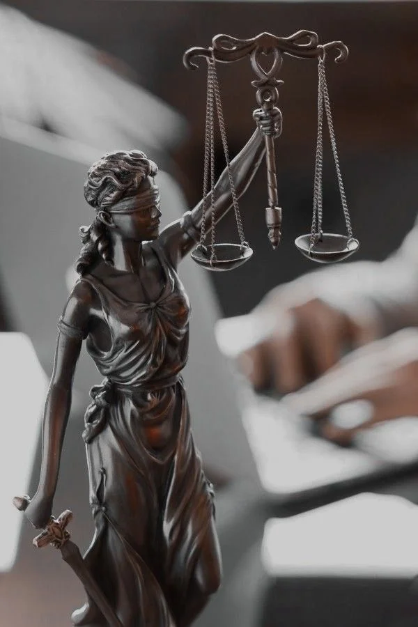 İSTİNAF MAHKEMESİ NEDİR? İSTİNAF NE KADAR SÜRER? 5 a statue of a woman holding scales