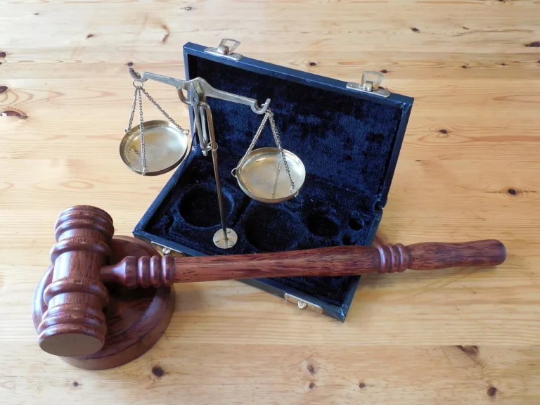 Kira Sözleşmesi Örneği Konut ve İşyeri 6 a gavel and scales of justice
